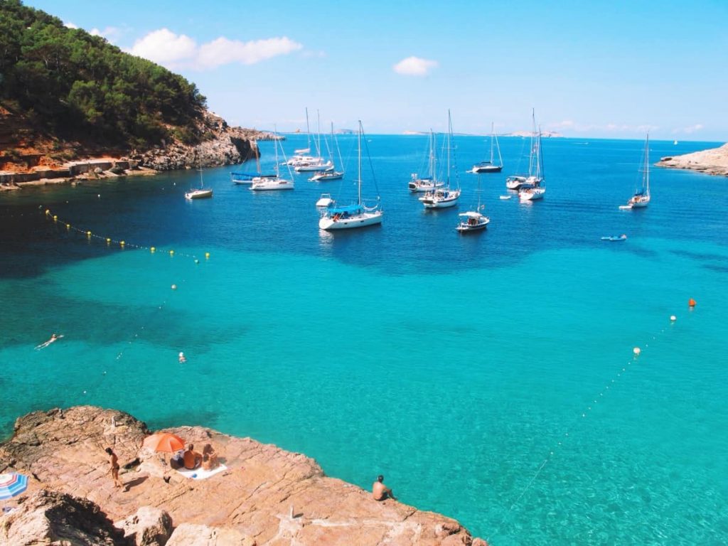 Laat je hart sneller kloppen met zonovergoten zomervilla's op Ibiza